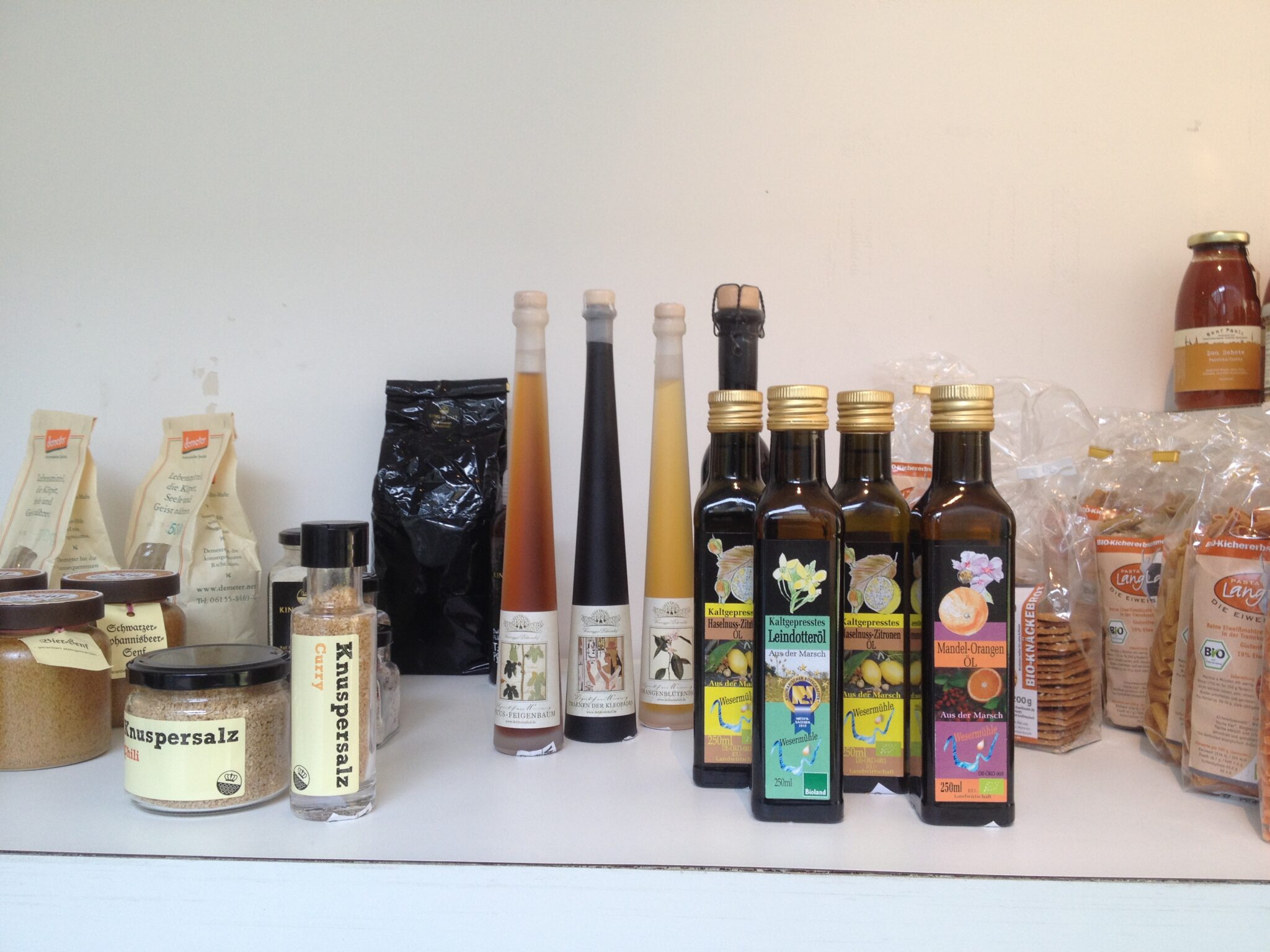 IMG_2375 - Deutsche Manufakturenstrasse Regal mit verschiedenen Ölen und Essigen, darunter Flaschen mit Olivenöl und aromatisierten Essigen.