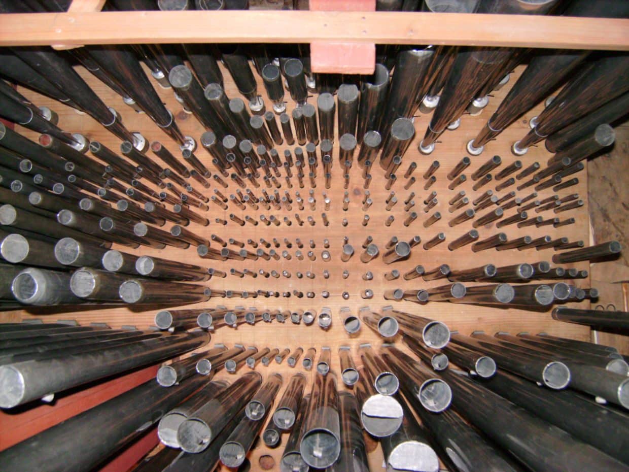 PENTAX Image - Deutsche Manufakturenstrasse Blick von oben auf das restaurierte Pfeifenwerk einer Orgel mit zahlreichen Metallpfeifen in verschiedenen Größen.