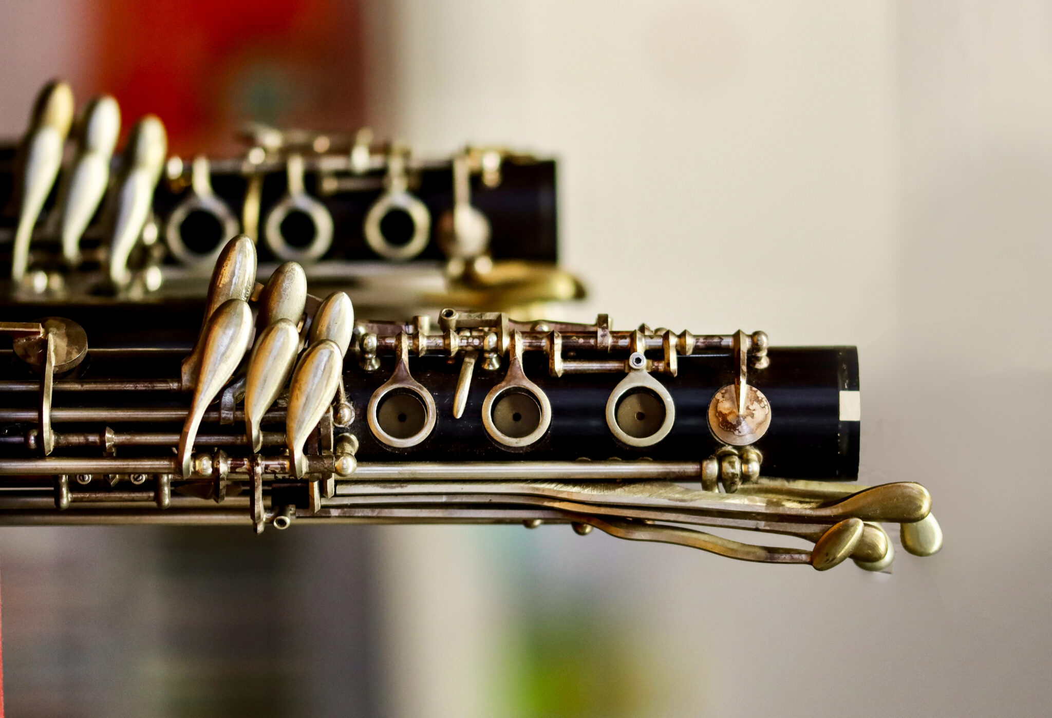 SeggelkeKlarinetten_2 - Deutsche Manufakturenstrasse Detailaufnahme von Klarinetten mit glänzenden Klappen und Holzoberfläche, fokussiert auf die Mechanik.