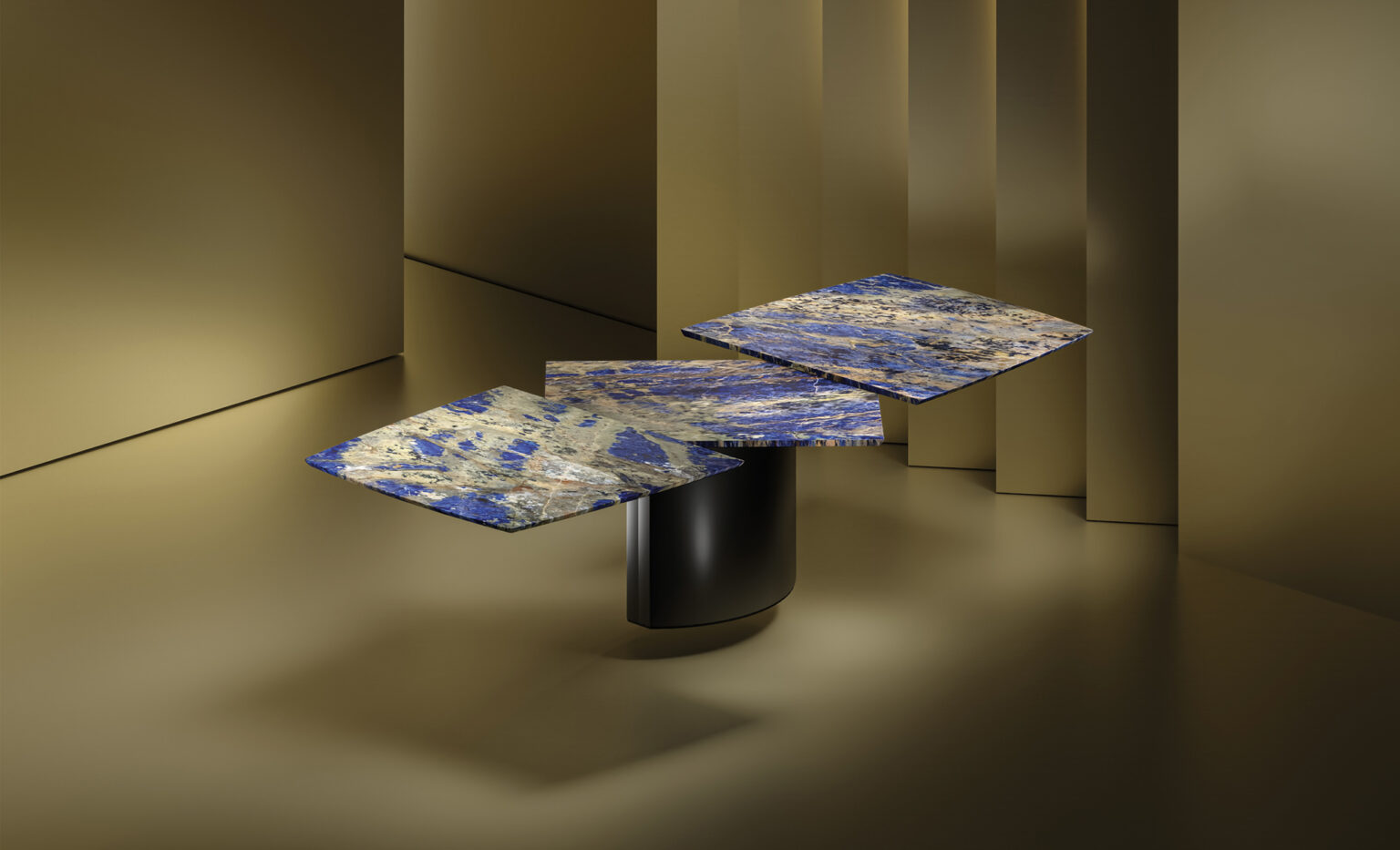 Tisch mit lapislazuli-farbenen Oberflächen und schwarzem Sockel, vor einem goldenen Hintergrund.