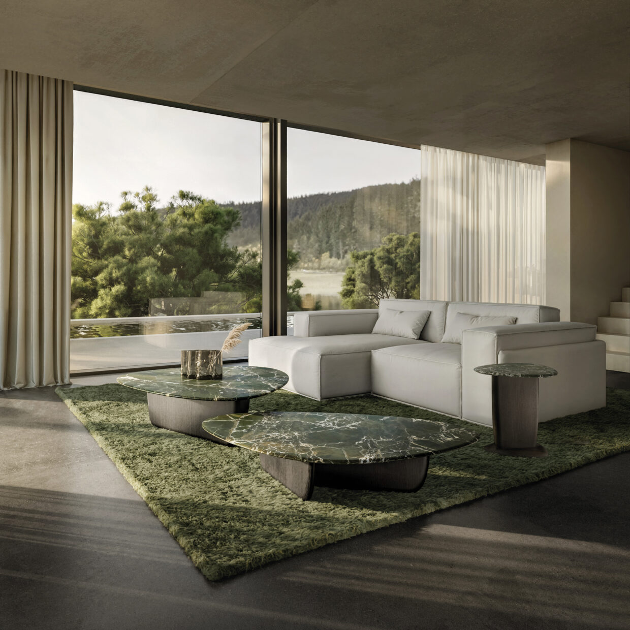 DRAENERT_LOTUS_Kombi_low_mid_Verde_Lepanto_mit-Beistelltisch - Deutsche Manufakturenstrasse Moderne Wohnlandschaft mit beigem Sofa, grünen Teppich und eleganten, marmorierten Couchtischen in einem lichtdurchflutet...