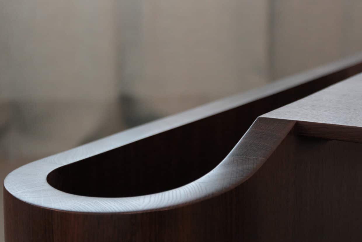 Möbelstücke nr 7 - Deutsche Manufakturenstrasse Rundung eines Schreibtisches aus Räuchereiche, detailreich und perfekt geformt.