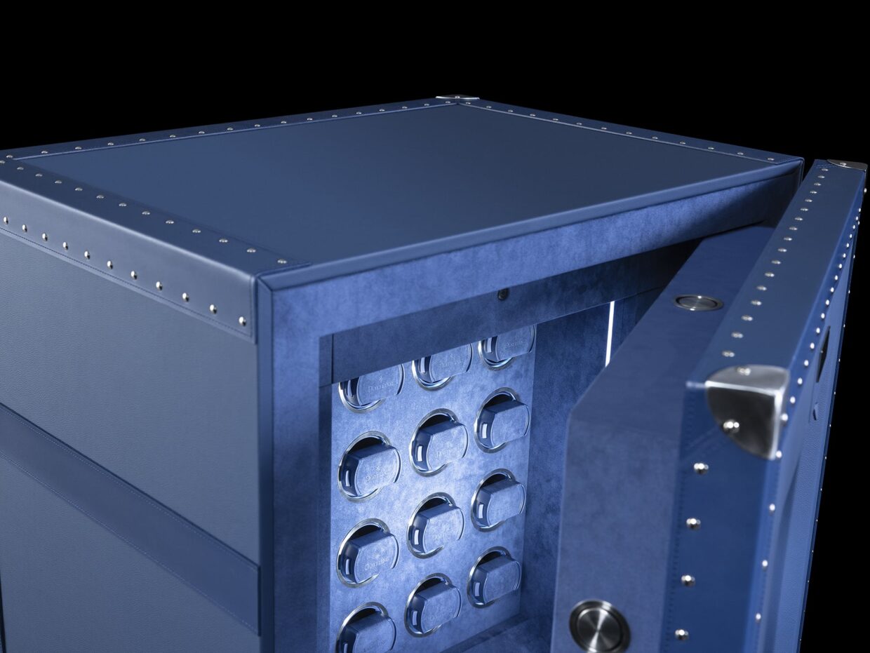 Eleganter blauer Luxus-Safe mit runder Tür und Sichtfenster, das mehrere Fächer für Flaschen zeigt.