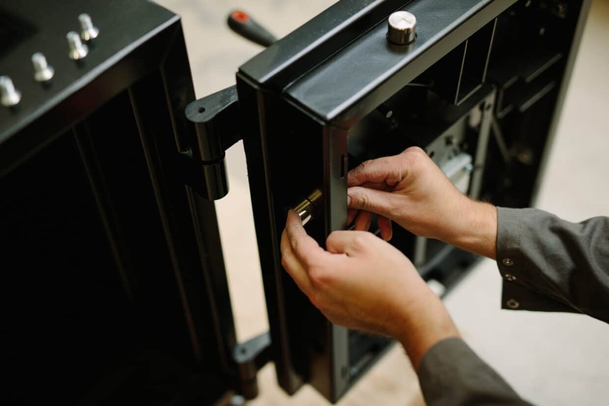 DOETTLING_Manufaktur_Metallarbeiten_II - Deutsche Manufakturenstrasse Hände montieren einen Sicherheitsmechanismus an einem hochwertigen Döttling Safe in der Manufaktur.