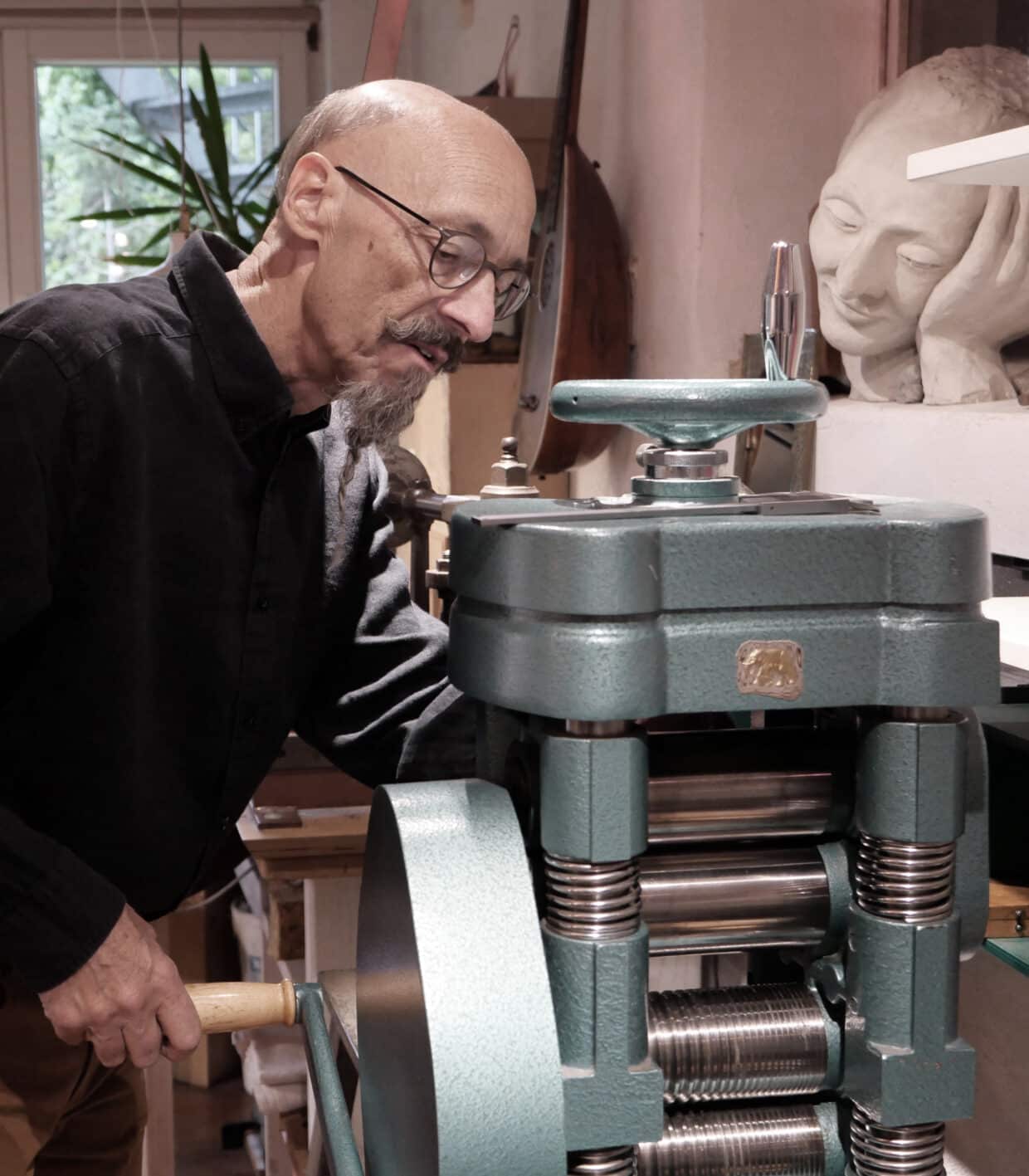 Tobias Dingler_an der Walze_sepia - Deutsche Manufakturenstrasse Tobias Dingler arbeitet an einer Walze in einem Atelier, sepiafarbene Tönung.