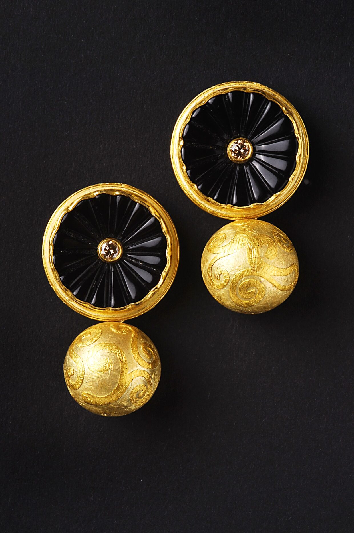 earrings 18karat gold Onyx Brill030ct - Deutsche Manufakturenstrasse Zwei Ohrringe aus 18-karätigem Gold mit schwarzem Onyx und Brillanten, auf schwarzem Hintergrund.