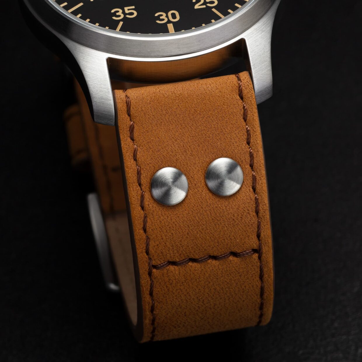 Flieger-Vintage-Det-Band - Deutsche Manufakturenstrasse Braunes Lederarmband mit zwei silbernen Druckknöpfen, Teil einer Vintage-Fliegeruhr.