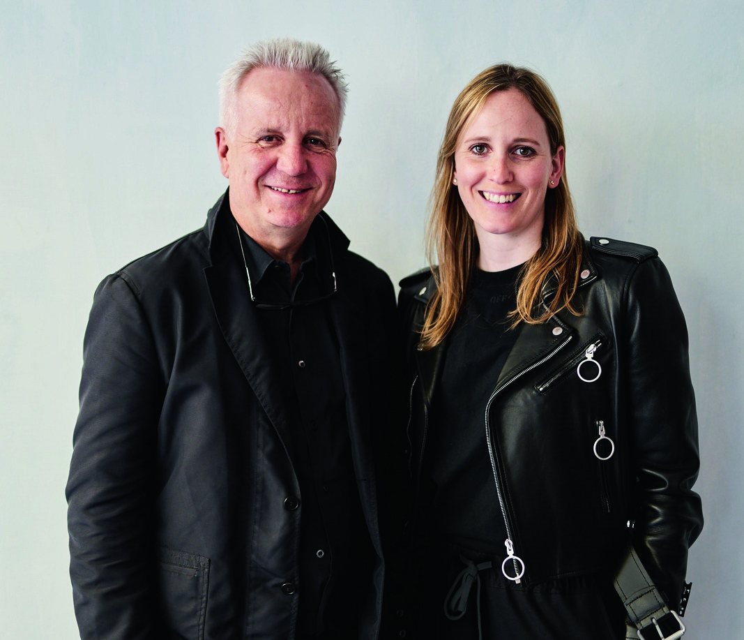 Markus Benz_Mara Benzpng_print-lr 1 - Deutsche Manufakturenstrasse Markus Benz und Mara Benz posieren lächelnd vor einem hellen Hintergrund, beide in modischer Kleidung.