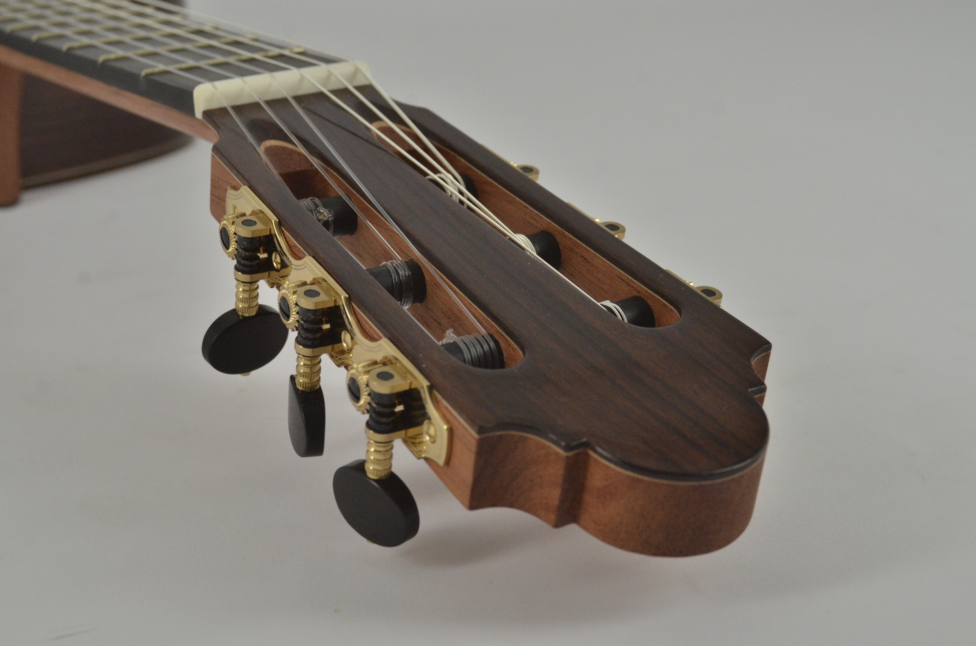 _07K7471 1 - Deutsche Manufakturenstrasse Detailaufnahme des Kopfes einer Gitarre mit Saiten und Mechaniken, aus Holz gefertigt.