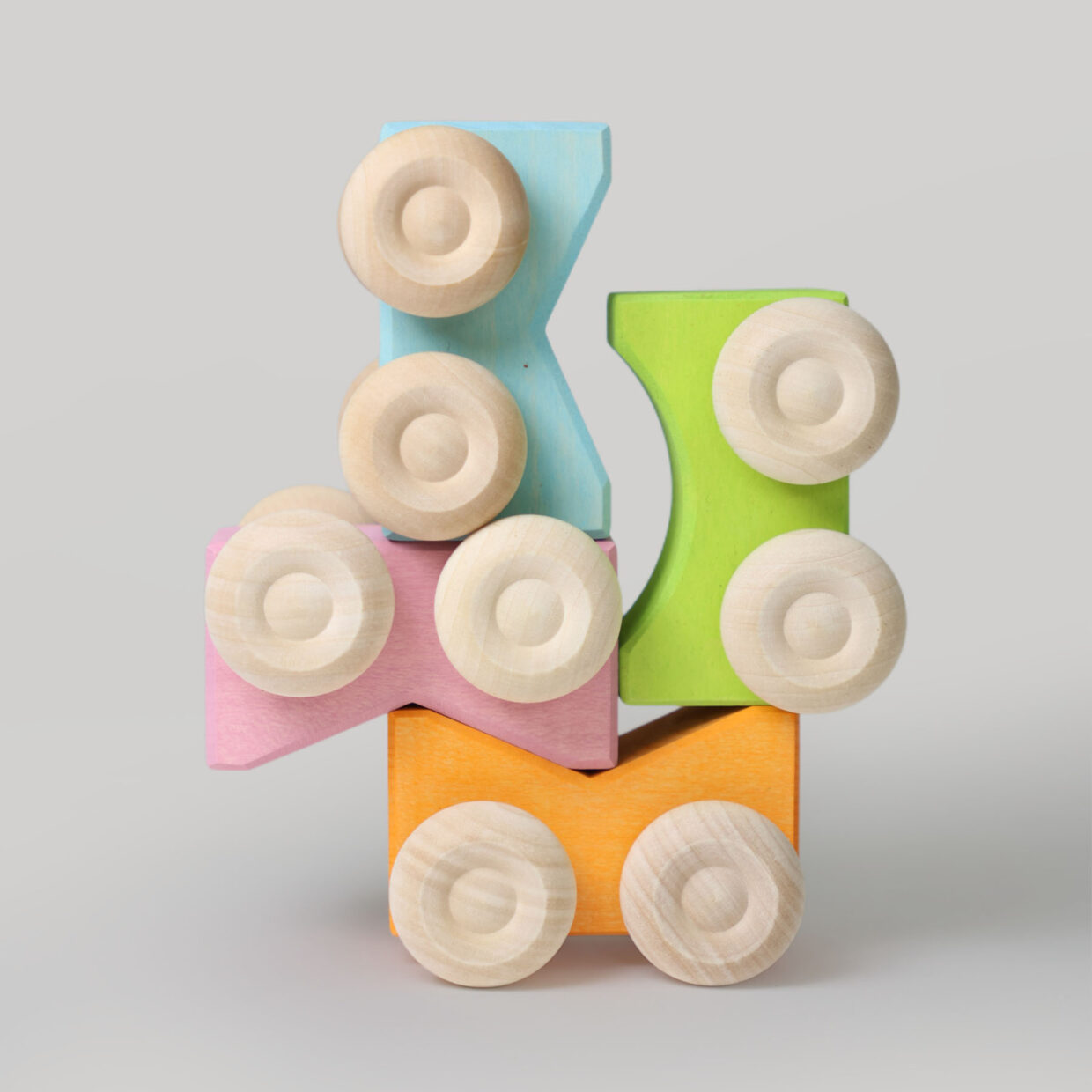 09331_09333_09335_09336_Stapel_Autos_Grimms 1 - Deutsche Manufakturenstrasse Bunte Holzbausteine in Form von Autos, gestapelt in verschiedenen Farben: Blau, Pink, Grün und Orange.