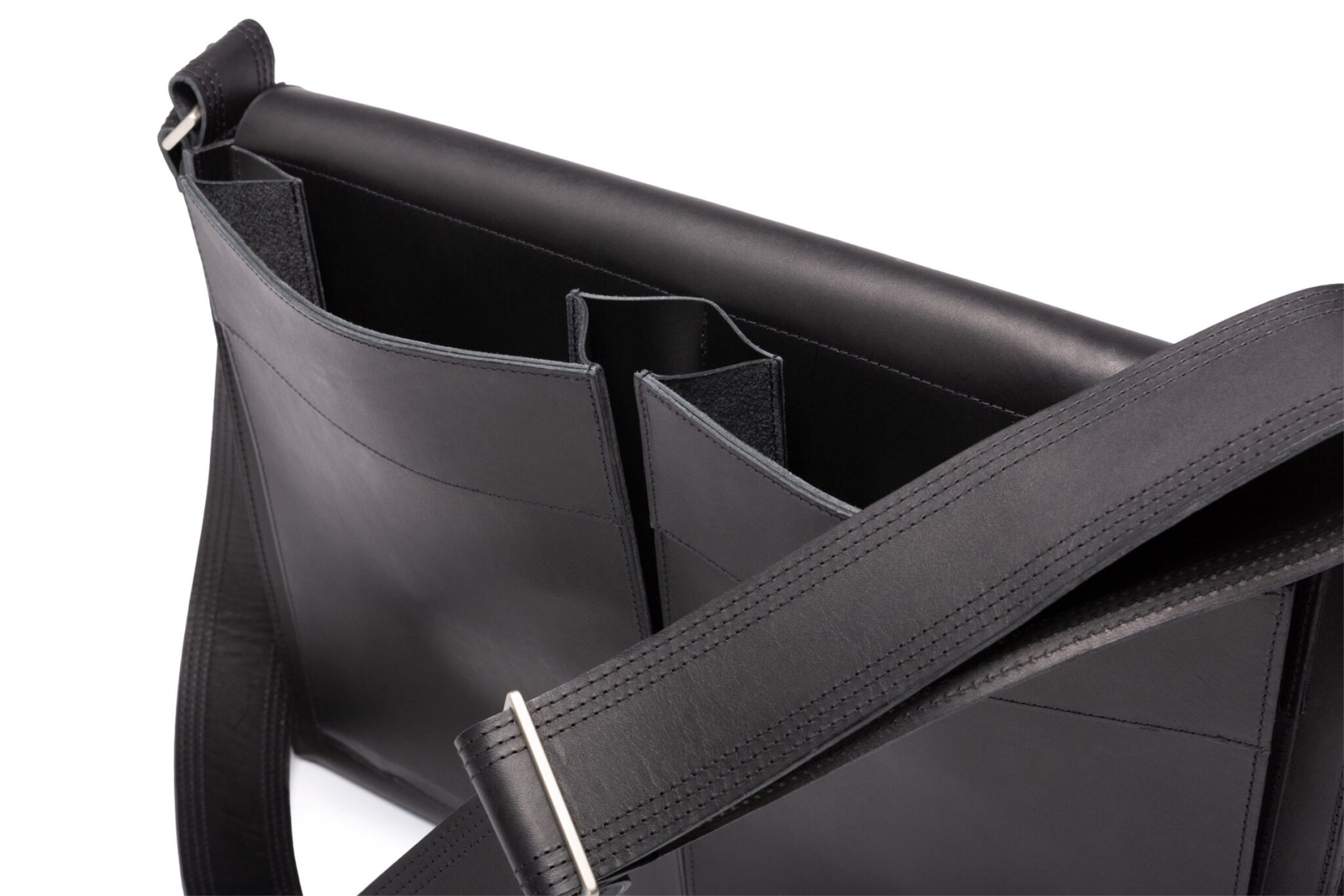 10_macharten_Modell Clark_schwarz_2_1 - Deutsche Manufakturenstrasse Schwarze Ledertasche mit zwei Fächern und verstellbarem Schultergurt, aus der Macharten-Serie.