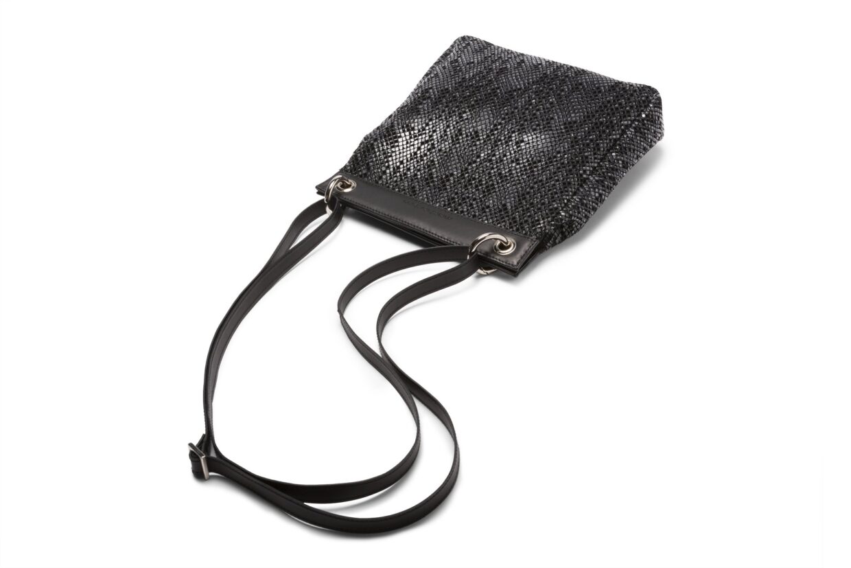 14_macharten_Modell Koko_1 - Deutsche Manufakturenstrasse Schwarze Handtasche aus geflochtenem Material mit langen, schwarzen Trägern.