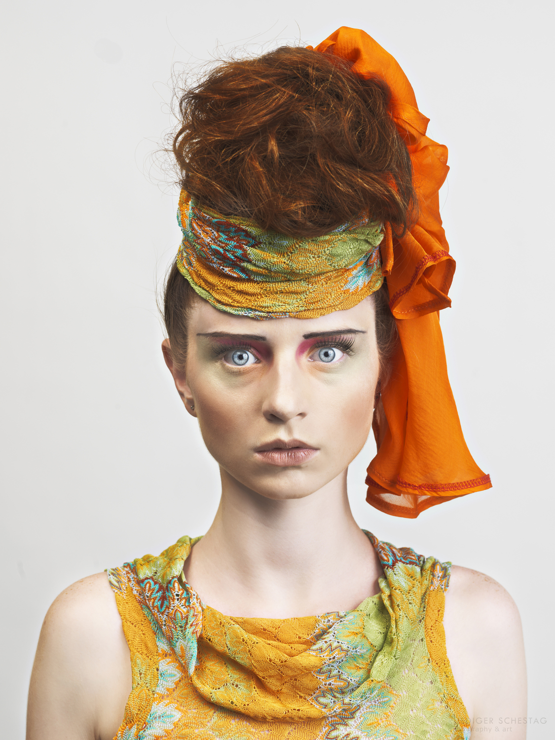 20120527-fff-agnieszka-11 1 - Deutsche Manufakturenstrasse Modell mit auffälliger Frisur und orangefarbener Schleife, trägt ein buntes, gemustertes Outfit und hat einen intensiven...