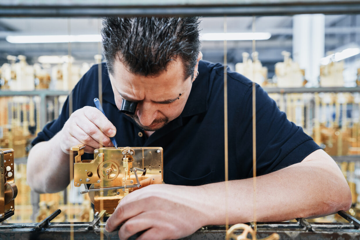 210121_Hermle_Corporate Shooting-45 1 - Deutsche Manufakturenstrasse Mitarbeiter bei der Montage von Uhrenmechanismen in einer Werkstatt von Hermle.
