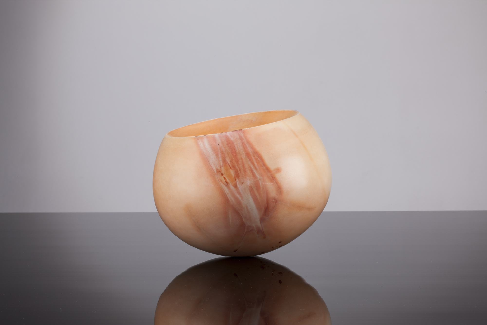 Gabi Ehrminger Doppelwandgefäß 2 1 - Deutsche Manufakturenstrasse Doppelwandgefäß von Gabi Ehrminger, rund mit sanften Farben und einer auffälligen Maserung, auf einem reflektierenden U...