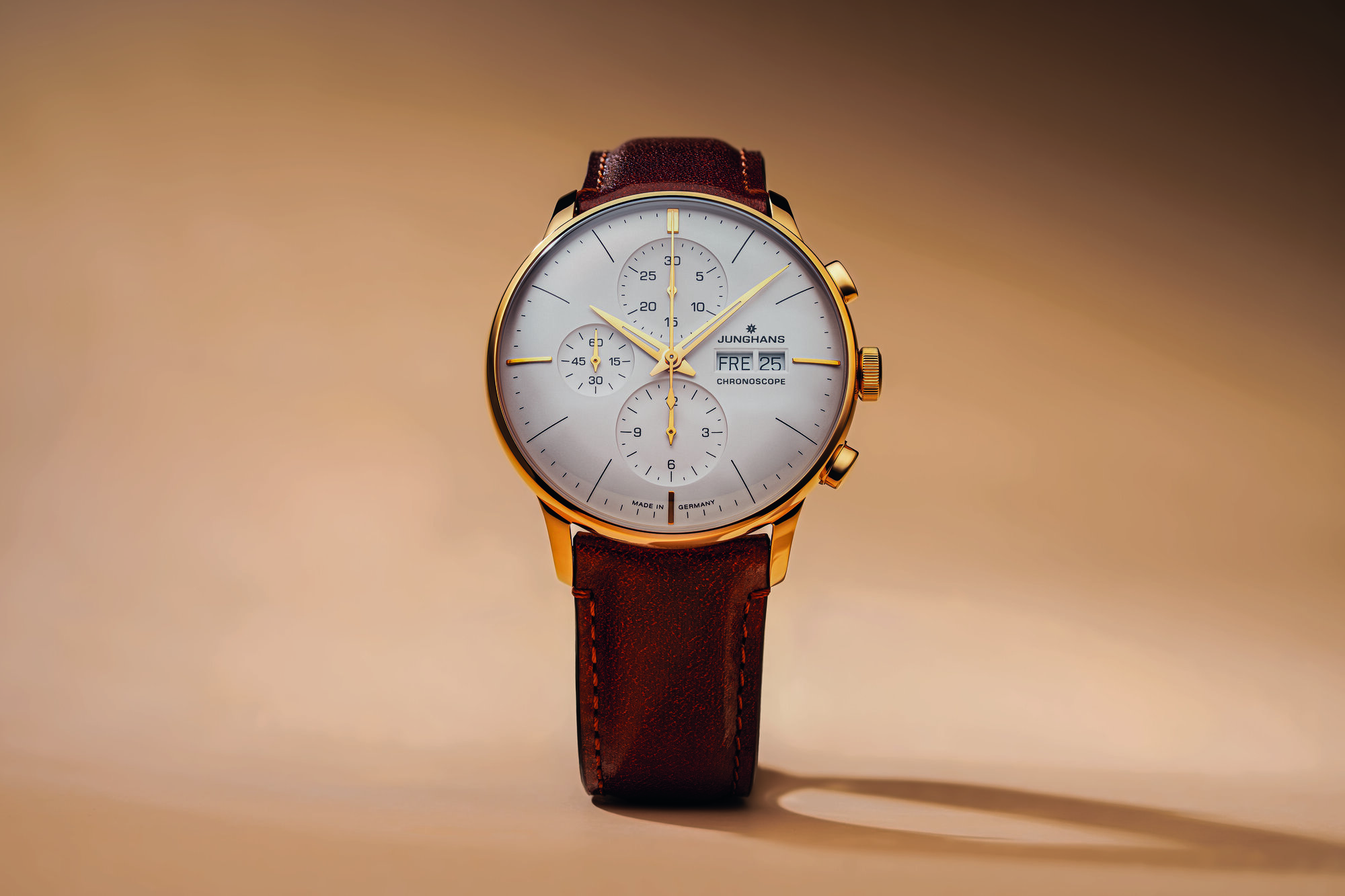 Stacked from 33 images Method=B R=8S=4 - Deutsche Manufakturenstrasse Elegante Junghans Meister Chronoscope Uhr mit silbernem Zifferblatt und braunem Lederarmband auf sanftem Hintergrund.