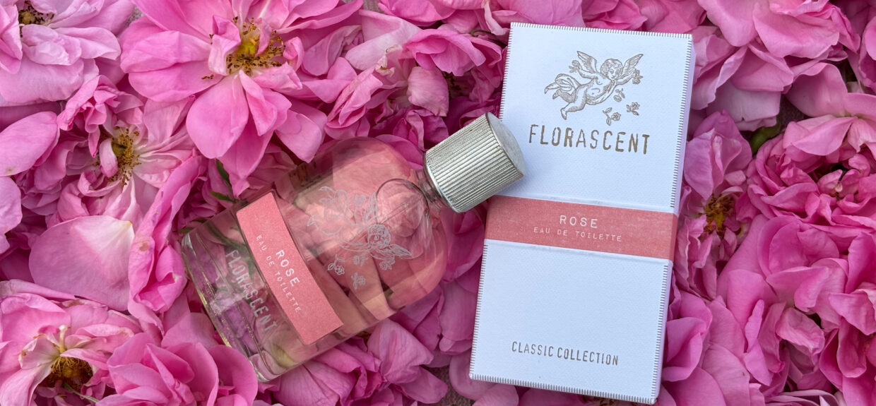 edt_rose_30 1 - Deutsche Manufakturenstrasse Florascent Eau de Toilette "Rose" in einer eleganten Flasche, umgeben von rosa Rosenblüten.