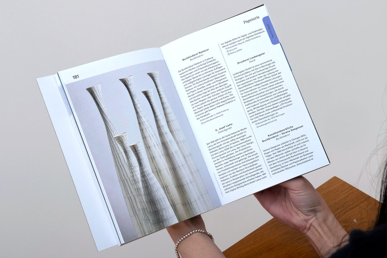 ManufaturenGuide_web_Variante_warm_shooting2-7-2_WEB - Deutsche Manufakturenstrasse Offenes Buch mit einer Seite, die mehrere stilisierte Vasen zeigt, daneben Text über Manufakturen in Baden-Württemberg.